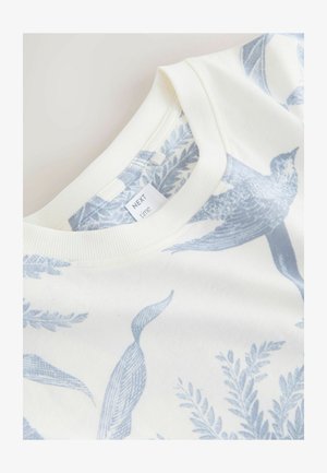 Bomulds-sweatshirt med en blød, cremefarvet base med blå fugle- og bladmotiver. Rund ribbet halsudskæring, mærke synligt inde i kraven.