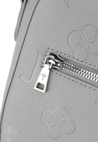 Borsa a tracolla in pelle grigia con motivi floreali in rilievo, una cerniera argento con un charm e una superficie testurizzata.