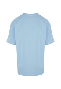 T-shirt bleu clair à manches courtes, en coton doux, avec un col rond et une coupe décontractée, d'une texture lisse et uniforme.