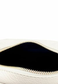 Bolso de piel blanca con una superficie texturizada, cierre de cremallera dorada y un interior oscuro. La apertura revela un compartimento amplio y sin forro.
