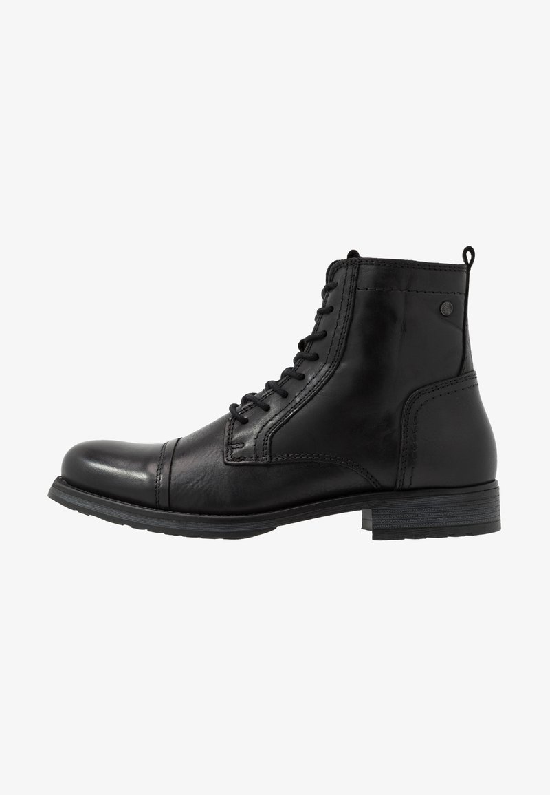 Bottine noire en cuir avec bout renforcé, lacets sur le devant, petit talon empilé et languette à l'arrière.