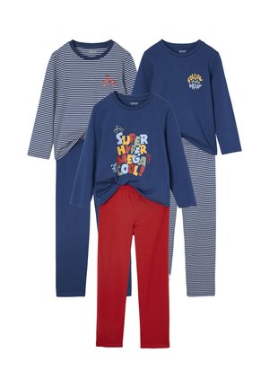 Drei Sets von Kinderlangärmligen Pyjamas: marineblau mit dem Text "SUPER HYPER MEGA COOL!" und roten Hosen, marine gestreift mit rotem Fahrrad und marineblau mit dem Text "FOLLOW YOUR DREAMS".