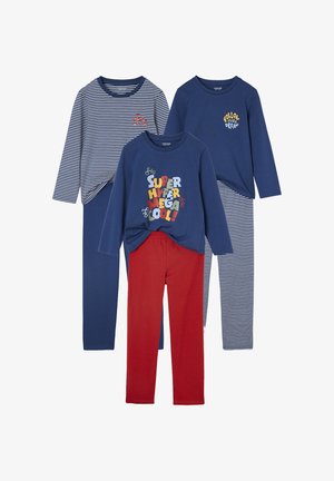 Drei Sets von Kinderlangärmligen Pyjamas: marineblau mit dem Text "SUPER HYPER MEGA COOL!" und roten Hosen, marine gestreift mit rotem Fahrrad und marineblau mit dem Text "FOLLOW YOUR DREAMS".