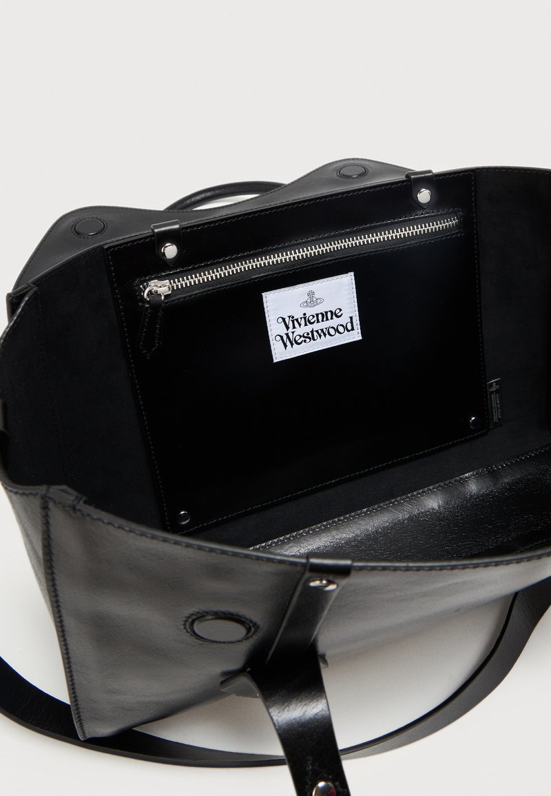 Sac fourre-tout en cuir noir ouvert pour montrer une poche intérieure zippée avec une étiquette blanche à logo Vivienne Westwood cousue à l'intérieur.