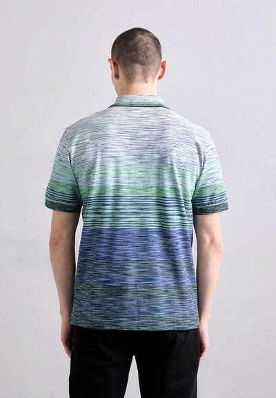 Polo krekls ar gradienta rakstu, kas pāriet no zaļas uz zilu, ar īsām piedurknēm un klasisku apkakli. Strukturēta, viegla auduma.