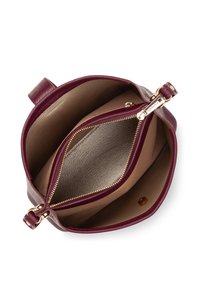 Sac à main en cuir bordeaux avec fermeture éclair. Il dispose de deux compartiments et d'une doublure intérieure texturée. Accents en métal doré visibles.