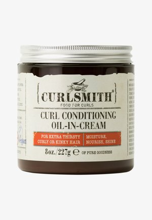 Curlsmith Curl Conditioning Oil-in-Cream, pot de 8 oz, verre brun foncé avec un couvercle en métal, étiquette crème avec texte noir et accents rouges.