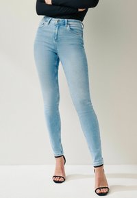 Next SUPER SOFT STANDARD - Vaqueros slim fit - bleach blue