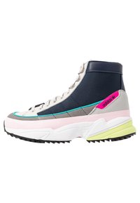 Vysoké tenisky s modrou síťovinou, šedými semišovými detaily, růžovými a zelenými prvky, silnou bílou mezipodešví a texturovanou černou podešví.