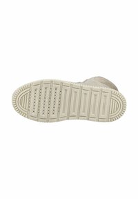 Semelle de chaussure avec une surface en caoutchouc texturé, présentant des motifs rectangulaires et des crampons circulaires dans une couleur crème claire. Marque Geox présente.