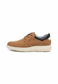 Las sneakers de ante marrón presentan un diseño perforado, acentos en navy contrastantes en el talón y una suela de goma blanca con agarre.