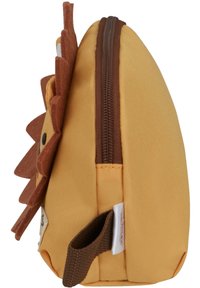 Bolsa en forma de león amarillo con una tela texturizada, cremallera marrón y acentos de fieltro para las orejas y la melena, mostrando una vista lateral.
