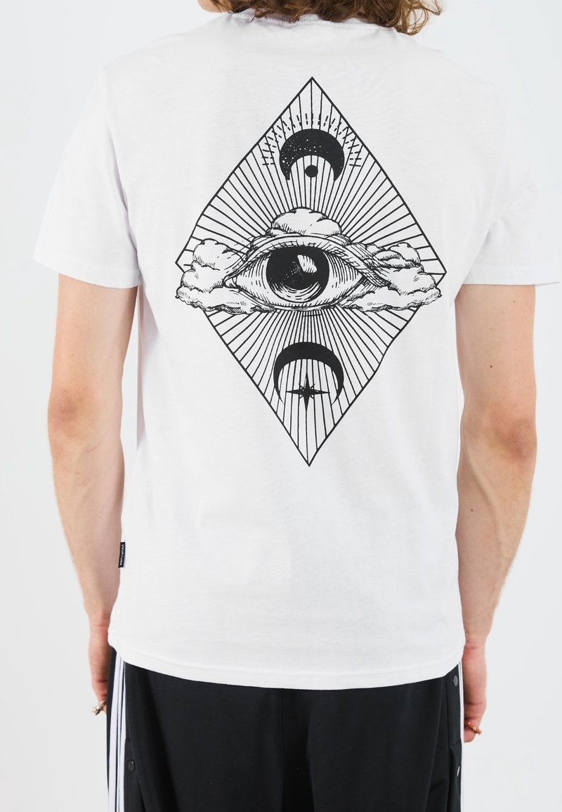 Dos d’un t-shirt blanc avec un motif géométrique noir représentant un grand œil entouré de nuages dans une forme de diamant.