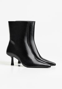 Zwarte leren enkellaarsjes met een spitse neus, een gladde textuur en een slanke stilettohak. Minimalistisch ontwerp zonder zichtbare hardware.