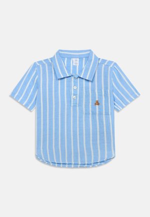 Lichtblauw poloshirt met korte mouwen met witte verticale strepen, plooi met twee knopen, borstzakje en kleine bruine geborduurde beer op het zakje.