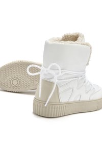 Weiße High-Top-Sneaker mit einem flauschigen beigen Futter, glattem und strukturiertem Material, runden Schnürsenkeln und gemusterten Gummisohlen.