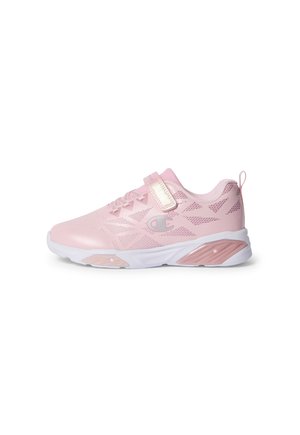 Różowy sportowy sneaker z białą podeszwą, paskiem na rzep, siateczkowym bocznym panelem oraz logo Champion po boku.