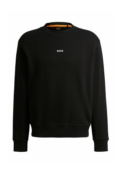 Sweatshirt noir en coton, avec des poignets et un ourlet côtelés, col rond avec un intérieur orange, et un logo blanc "BOSS" sur la poitrine.