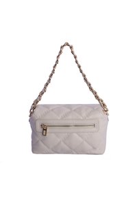Bolso beige acolchado para llevar al hombro con cadena dorada como correa y bolsillo delantero con cremallera sobre fondo blanco.