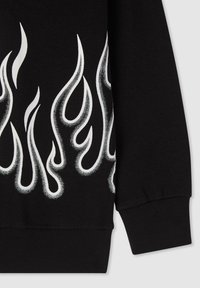 Felpa nera con design a fiamma bianca sul davanti. Presenta polsini e orlo a costine, texture morbida e una vestibilità casual.