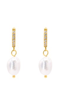 Des boucles d'oreilles en or en forme de cerceau présentent une rangée de pierres précieuses transparentes et des perles baroques blanches pendantes, créant un élégant contraste de forme et de texture.
