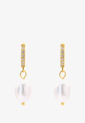 Gouden ringoorbellen zijn voorzien van een rij heldere edelstenen en druppelvormige witte barokparels, wat een elegante tegenstelling in vorm en textuur creëert.