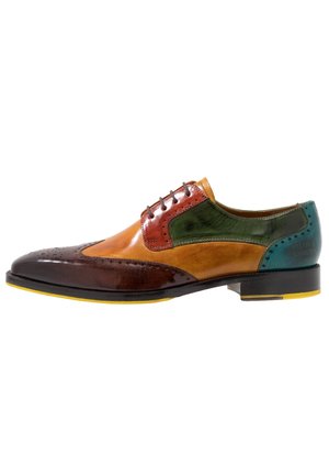 Chaussure brogue à bout golf en cuir pour homme en marron, beige, vert et bleu avec des détails perforés et des accents de semelle jaunes.