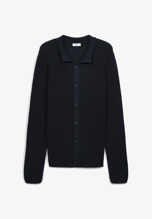 Schwarze Strickjacke mit strukturiertem Strickdesign, ausgestattet mit einem Kragen und sechs vorderen Knöpfen. Lange Ärmel und gerader Saum.