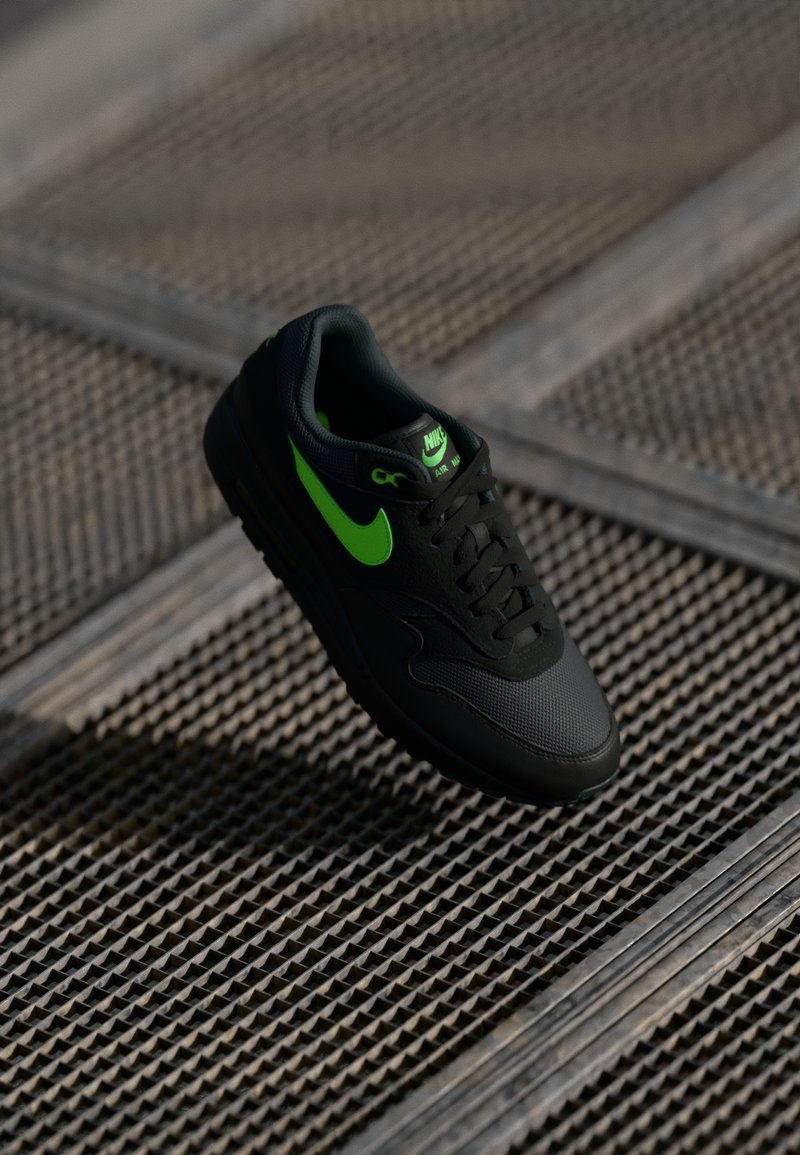 Nike Sportswear AIR MAX 1 - Baskets basses - anthracite/green strike/black