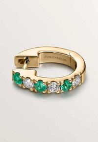 Los pendientes de aro dorados presentan cinco piedras preciosas verdes y dos piedras transparentes dispuestas en un diseño curvado. Textura suave con acabado pulido.