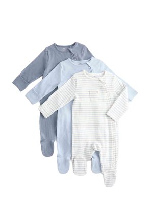 Tres pijamas de bebé en tonos de azul: uno azul marino sólido, uno azul claro sólido y uno blanco con rayas azul claro. Material de algodón suave.