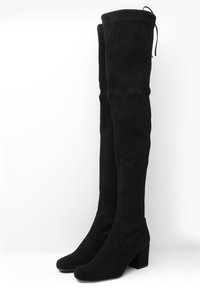 Botas negras sobre la rodilla, hechas de suave ante, con un tacón ancho, punta redondeada y lazo ajustable en la parte superior para un mejor ajuste.