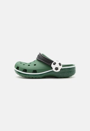 Crocs, CLASSIC SOCCER UNISEX - Hjemmesko - turf green