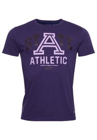 Fialové bavlněné tričko s kulatým výstřihem, na němž je nápis "STATE ATHLETIC" a grafika "A" v kontrastních růžových a černých písmenech.