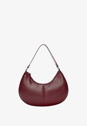 Borsa a tracolla in pelle bordeaux con una forma curva. Caratterizzata da una sola tracolla e una zip superiore, presenta una superficie liscia e testurizzata.