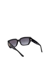 Černé sluneční brýle s lesklým povrchem, čtvercovým tvarem a gradientovými skly. Texturované bočnice s zlatým akcentem na jedné straně.