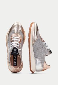 Metallisch silberne und roségoldene Sport sneakers mit Mesh-Obermaterial, weißen Schnürsenkeln und Gummisohlen. Mit einem strukturierten, kontrastierenden Design.