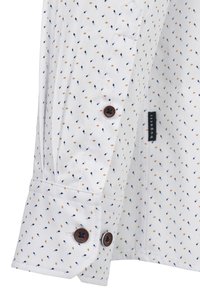 Weißes Hemd mit einem geometrischen Muster aus kleinen blauen, braunen und orangefarbenen Rauten. Braune Knöpfe an den Manschetten runden das Design ab.