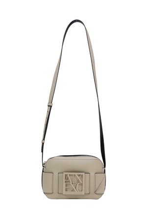 Bolso bandolera beige con un logo geométrico, correa negra, cierre de cremallera y textura suave. Cuenta con costuras decorativas y dos solapas laterales.