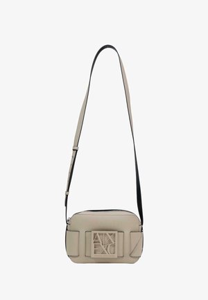 Bolso bandolera beige con un logo geométrico, correa negra, cierre de cremallera y textura suave. Cuenta con costuras decorativas y dos solapas laterales.