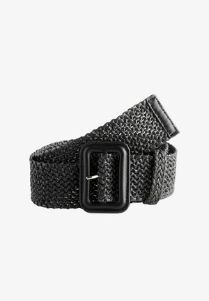 Czarny pleciony pas z tkaniny z prostokątną czarną sprzączką i skórzanymi detalami, zwinięty na białym tle.
