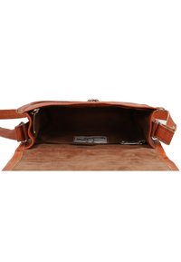 Borsa a spalla in pelle marrone aperta, che mostra l'interno foderato in suede, con chiusura in metallo, tasca con cerniera e gancio per chiavi all'interno.