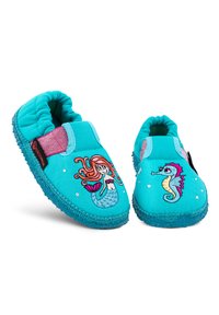 Turkusowe dziecięce kapcie z elastycznymi otworami, ozdobione haftowanymi motywami syreny i konika morskiego, z różowymi akcentami i teksturowanymi podeszwami.
