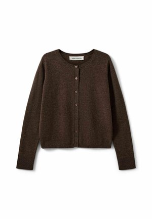 Cardigan en laine marron à manches longues, col rond et boutons sur le devant, posé à plat sur un fond blanc.