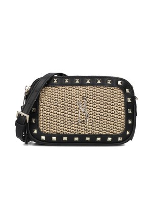 Sac à épaule tissé noir et beige avec des clous, présentant un logo proéminent, une forme rectangulaire et une bandoulière amovible.