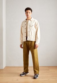 Esprit STRAIGHT PLEAT - Hlače - olive