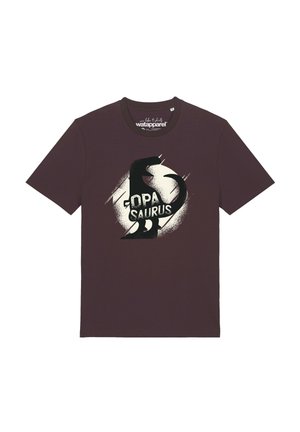 Donkerbruine T-shirt met een zwart-witte dinosaurusafbeelding en de tekst "OPASAURUS" in verweerde stijl in het midden aan de voorkant.