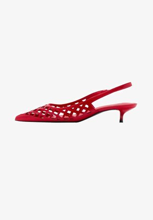 Røde slingback kitten-heel sko med et udskåret gitteroverdel, spids tå og en skinnende finish. Sort sål med lille hæl.