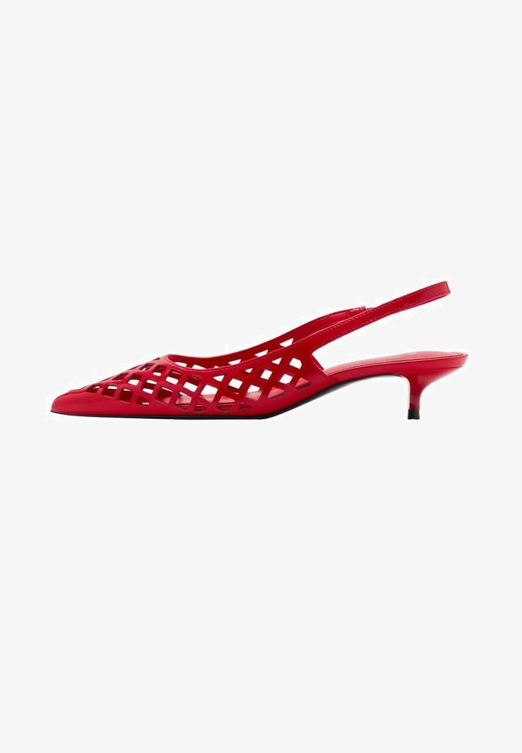 Czerwone sandały na obcasie typu kitten heel z górą w kształcie ażurowym, spiczastym noskiem i błyszczącym wykończeniem. Czarna podeszwa z niskim obcasem.