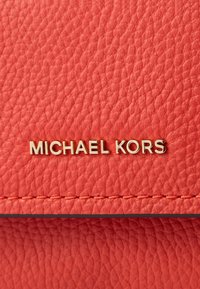 MICHAEL Michael Kors CLAIRE SHOULDER - Soma ar siksnu pāri ķermenim - burnt sienna